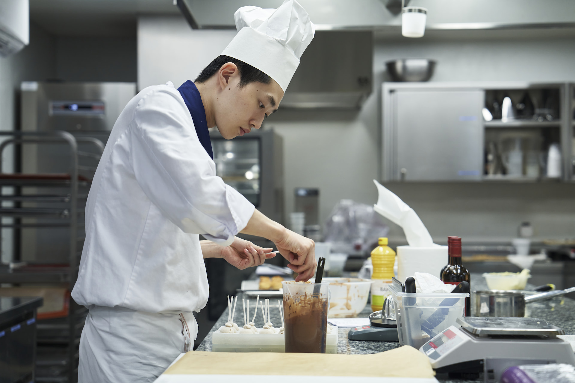 A chef working in a zero waste kitchen.