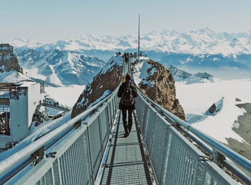 A Swiss attraction you must see in Switzerland is the suspension bridge in Les Diablerets, the perfect tourist spot for a weekend in Switzerland. 